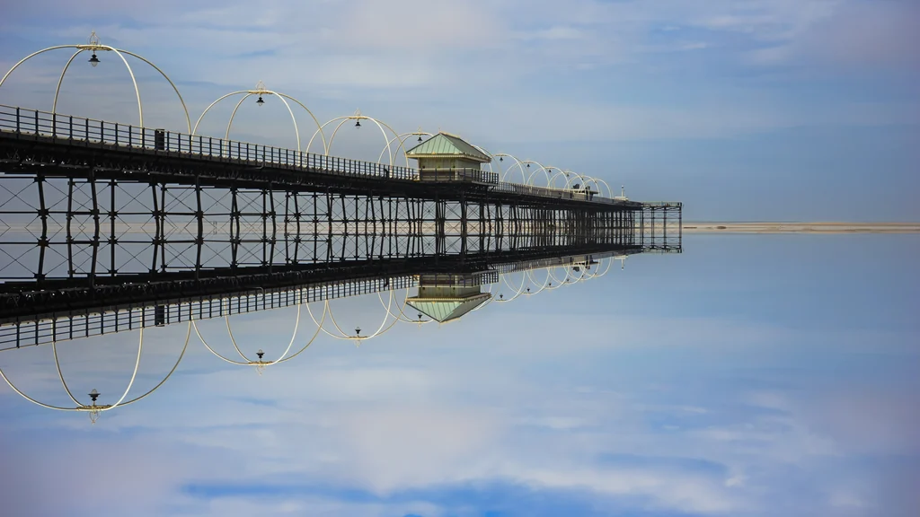 The Pier, Mirrored
