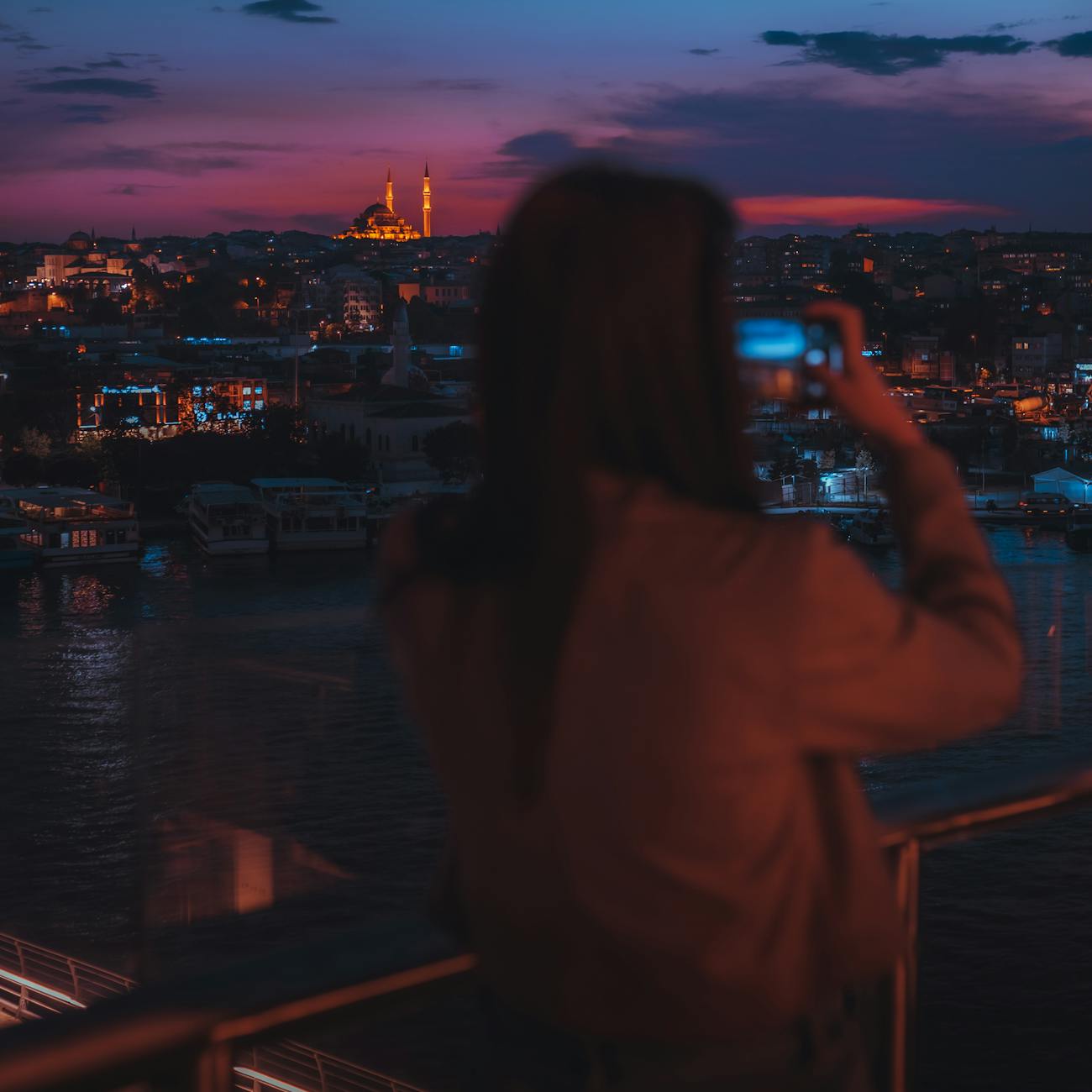 a photo of Istanbul at night time
